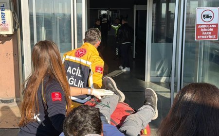 Okul bahçesinin çitinden atlarken bacağına demir saplandı