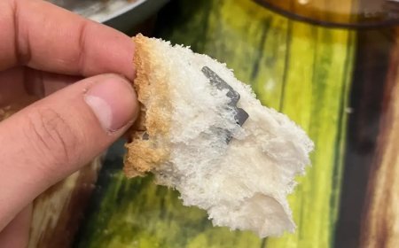 Kahvaltı yaparken ekmeğin içinden jilet çıktı