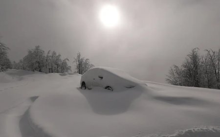 Bir yanda deniz manzarası, diğer yanda kar. Araçlar ve yollar kara gömüldü