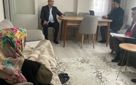 Hakim ve zabıt katibi geldi, mahkeme evin salonuna taşındı