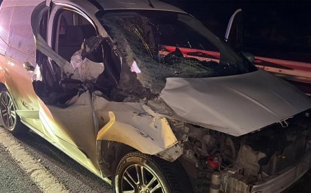 Kamyonetle çarpışan hafif ticari araç sürücüsü yaralandı