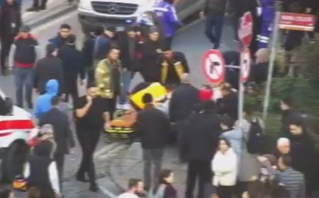 Şişli'de otomobil yayalara çarptı. Yaralılar var