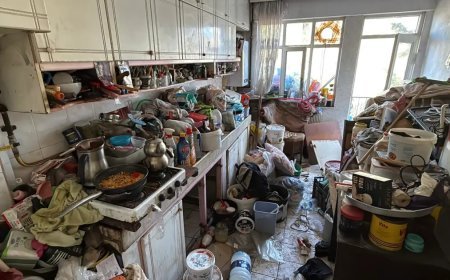 Ev ve bahçesinden 10 kamyon çöp çıktı