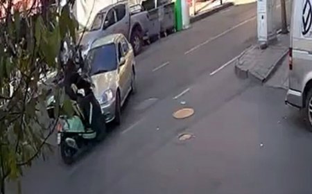 Otomobille çarpışan motosikletin sürücü yaralandı; kaza kamerada