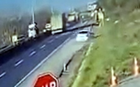 Otomobil yol kenarındaki beton parçasına çarptı; 5 yaralı