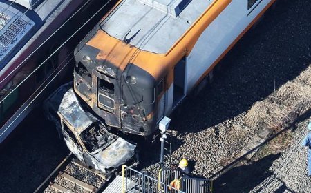 Otomobil ile yolcu treni çarpıştı! Facia anları anbean kameralara yansıdı