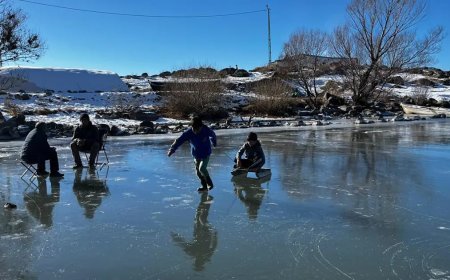 Hava sıcaklığı eksi 15 dereceye düştü, göl buz tuttu. Eskimo usulü balık avı yapıyorlar