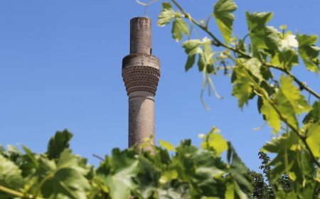 Halk arasında "Kırık Minare" diyorlar. Cami bölümü yok ama 200 yıldır ayakta