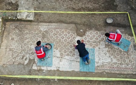 Depremde yıkılan binanın kazı çalışmalarında Antik Çağ'dan tarihi eserler çıktı