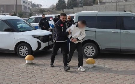 Parasını gasbettikleri gence çıplak görüntüleri ile şantaj yaptılar