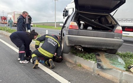 Lastiği patlayan otomobil, refüje çarpıp takla attı