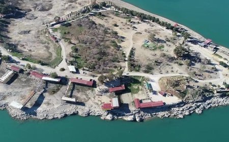 Menderes Adası'nda yıkım. İş yerlerini yaktılar, kendilerine zarar verdiler