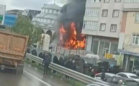 Otomobilde başlayan yangın binaya sıçradı. Ekipler olay yerinde