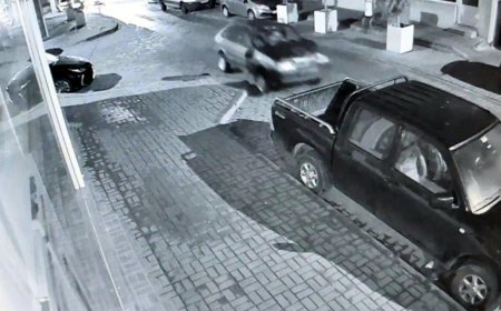 Alkollü sürücünün otomobille park halindeki araçlara çarptığı kaza kamerada