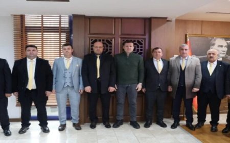 YILMAZ ARAT, EKİBİYLE BİRLİKTE BAŞKAN AKAY’I ZİYARET ETTİ