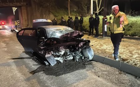 Polisten kaçtı, kaldırıma çarptı. 2 yaralı