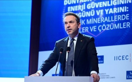 Bakan Bayraktar, 2026'nın yenilenebilir enerjide 'yeni bir rekor yılı' olacağını bildirdi