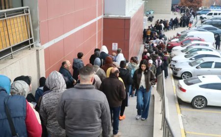 Playstation ve cep telefonunda indirim haberini alan koştu. Metrelerce uzunlukta 9 saat beklediler