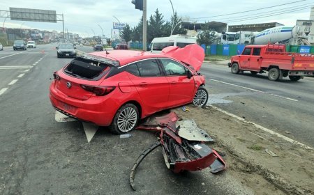 Karşı yöne geçen otomobil, kırmızı ışıkta bekleyen araçlara çarptı