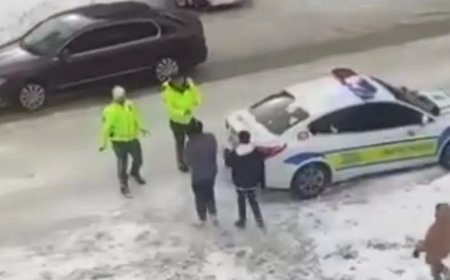 Trafik polisleri çocuklarla kartopu oynadı