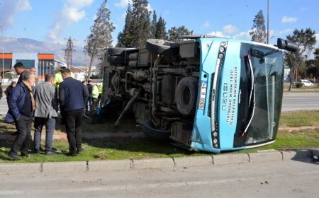 Ticari araç halk otobüsüne çarptı, 17 kişi yaralandı