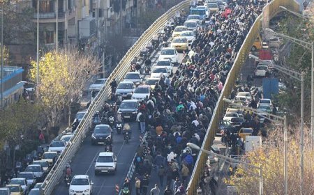 İran'da halk sokağa döküldü! Yüzlerce iş yeri kepenk kapattı