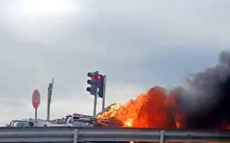 Seyir halindeki otomobil alev aldı