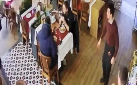 Sanatçı Cahit Berkay'ın kullandığı otomobil restorana girdi. Garson yaralandı