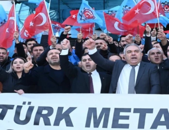 TÜRK METAL SENDİKASI UYUŞMAZLIK SONRASI İLK EYLEMİNİ GERÇEKLEŞTİRDİ