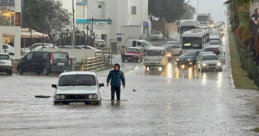 Muğla'yı sağanak vurdu. Yollar suyla doldu, araçlar mahsur kaldı