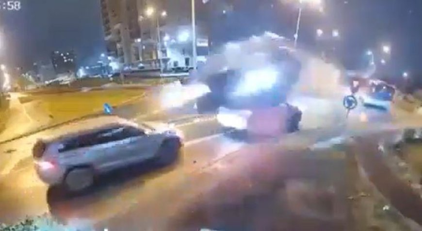 Katliam gibi kaza: Kavşağa çarptı, 2 aracın üzerinden uçtu! Dehşet anları kamerada