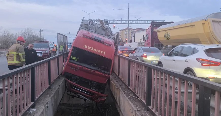 İtfaiye aracı iki köprü arasında asılı kaldı