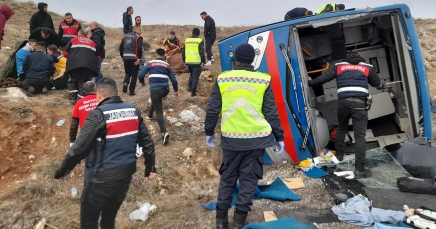 Sivas'ta cezaevi nakil aracı devrildi. 2'si ağır 9 yaralı