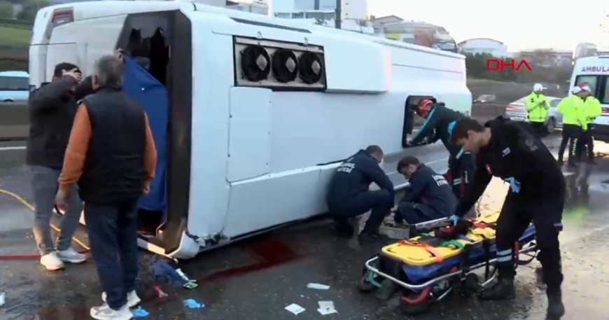 Maltepe'de servis minibüsü devrildi, yaralılar var