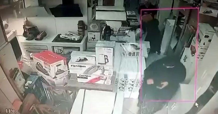 Dikkat dağıtıp saç düzleştiriciyi çarşafa sarıp çaldılar