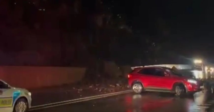 Hakkari'de heyelan. Dev kayalar yolu kapattı