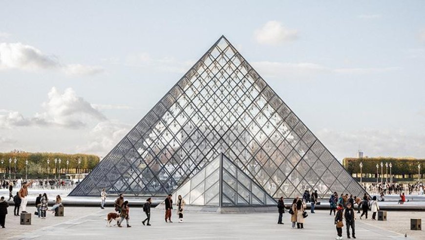 Louvre Müzesi’nde su sızıntısı: Yüzlerce kitap hasar gördü