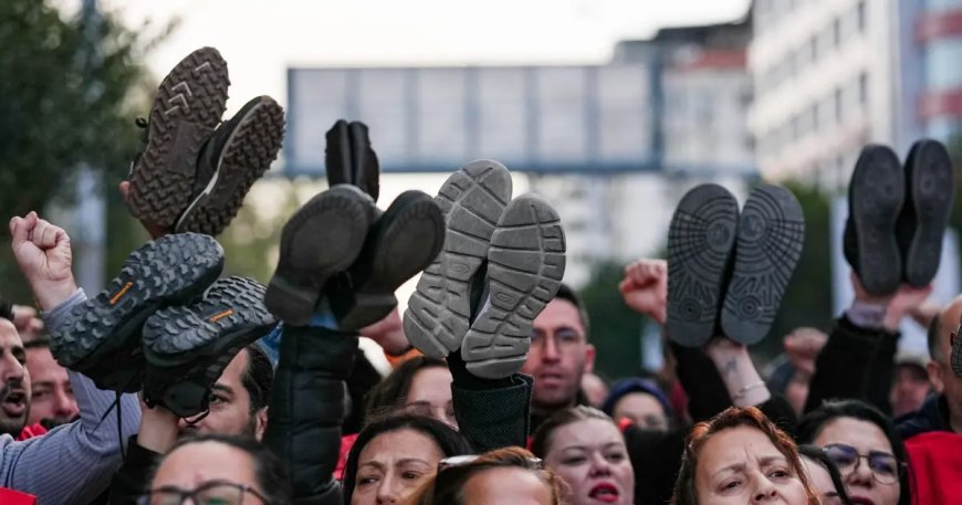 Belediye işçilerinden çıplak ayaklı eylem