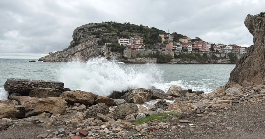 Bartın'da şiddetli fırtına. Dalga boyu 3 metreye ulaştı