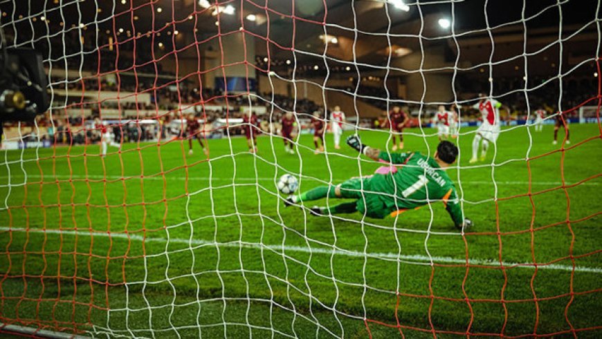 Galatasaray'a Monaco maçında Uğurcan Çakır şanssızlığı: Penaltı kurtardı, sakatlandı! Sadece 1 dakika sonra gol geldi...