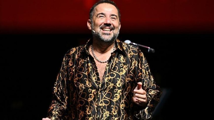 Gazinonun kapısını açıyor