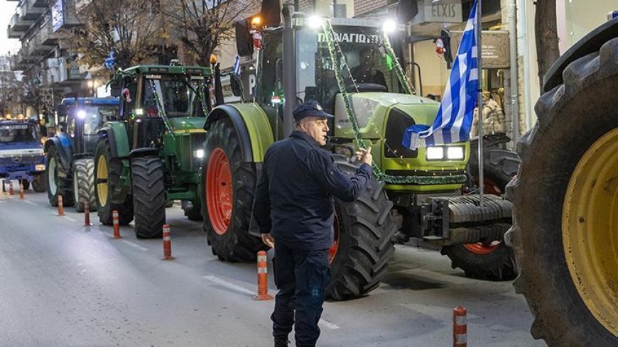 Yunan çiftçiler Larisa'da milletvekili bürolarının önünde protesto düzenledi