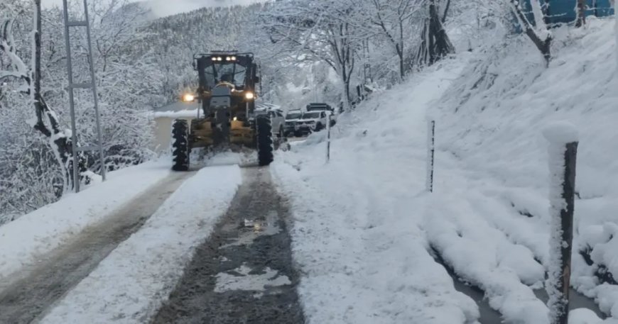 Kar kalınlığı 3 metreyi buldu. Araçlar yolda kaldı, vatandaşlar kurtarılmayı bekledi