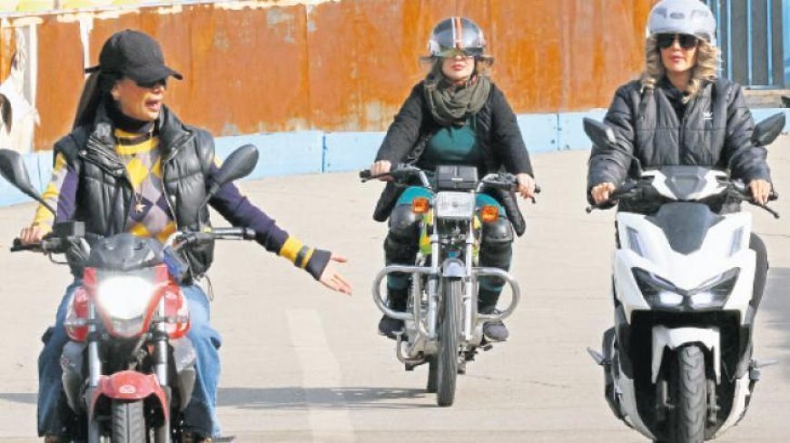 İran’da kadın motosikletçiler yollarda