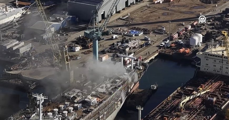 Tuzla'da tersanede gemi yangını