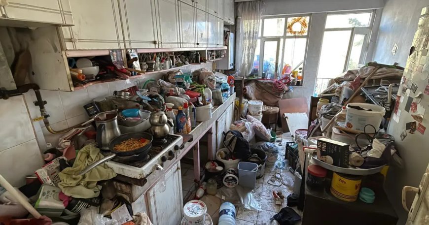 Ev ve bahçesinden 10 kamyon çöp çıktı