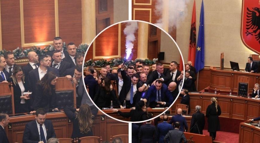 SON DAKİKA HABERLER: Meclis meşale yakıldı, su fırlatıldı! Başkana saldırı