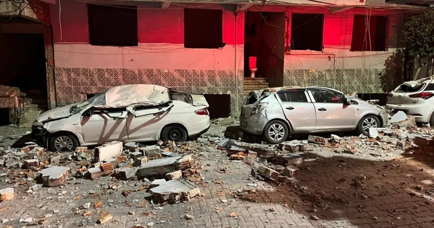 Zeytinburnu’nda binanın çatısı çöktü. Park halindeki araçlar hurdaya döndü