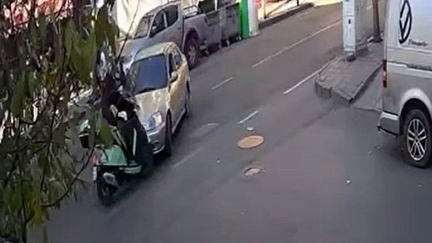 Otomobille çarpışan motosikletin sürücü yaralandı; kaza kamerada