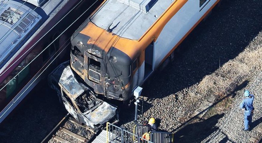 Otomobil ile yolcu treni çarpıştı! Facia anları anbean kameralara yansıdı